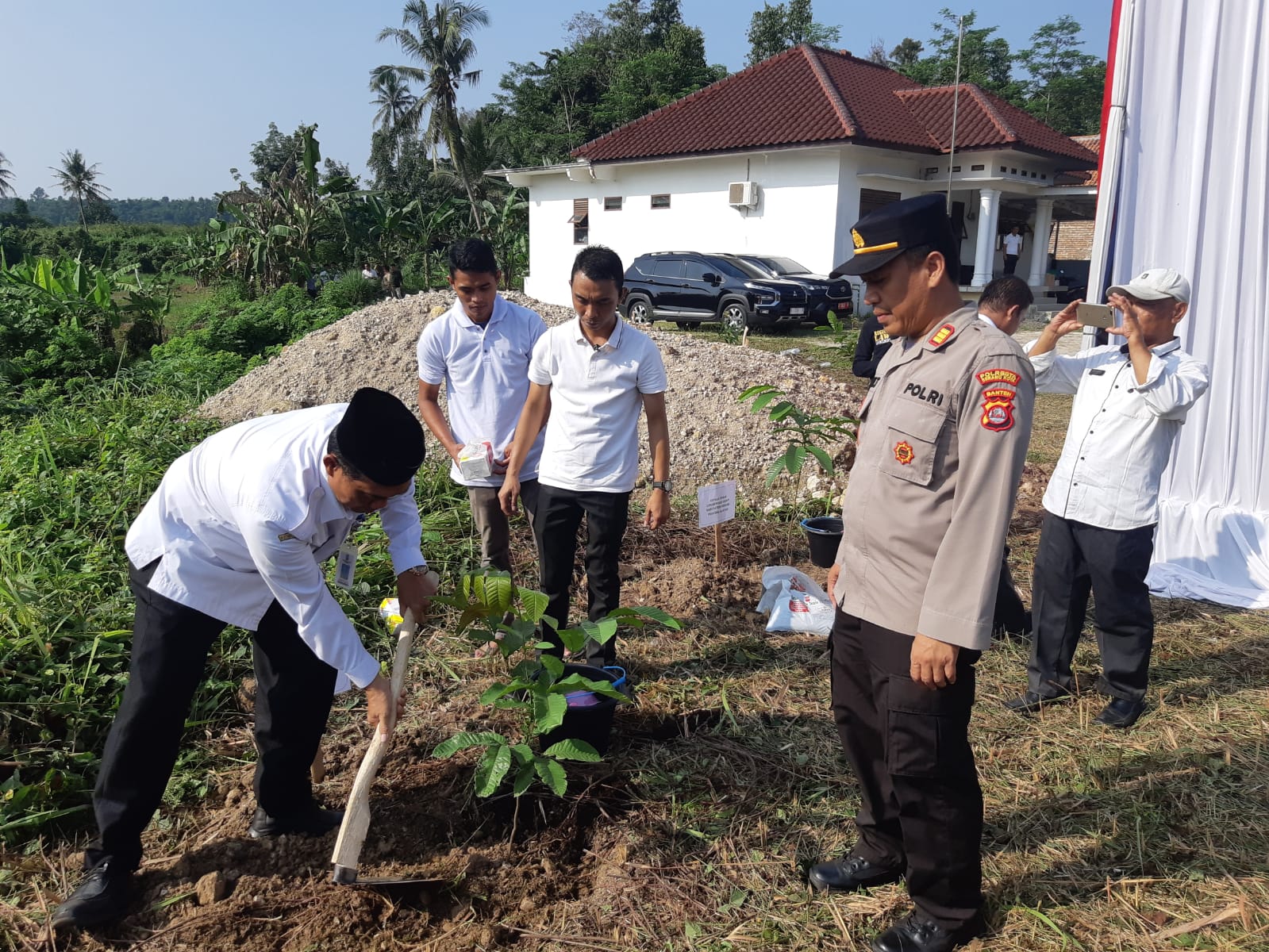 pringati-hari-lingkungan-hidup-camat-pabuaran-ikut-tanam-100-ribu-pohon